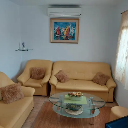 Peaceful & Cozy Rest House, 80m From Hébergement de vacances Trogir