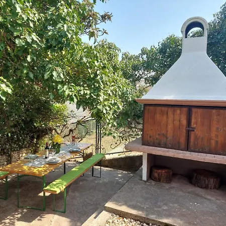 Peaceful & Cozy Rest House, 80m From Hébergement de vacances
